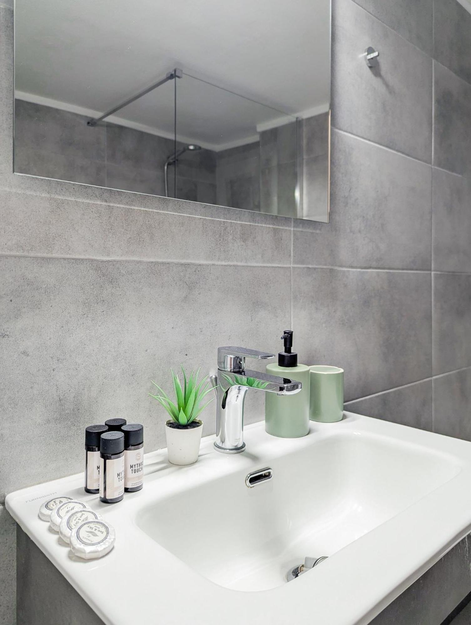 Spacious Apt For 5 Guests Next To Acropolis&Metro Athen Eksteriør billede